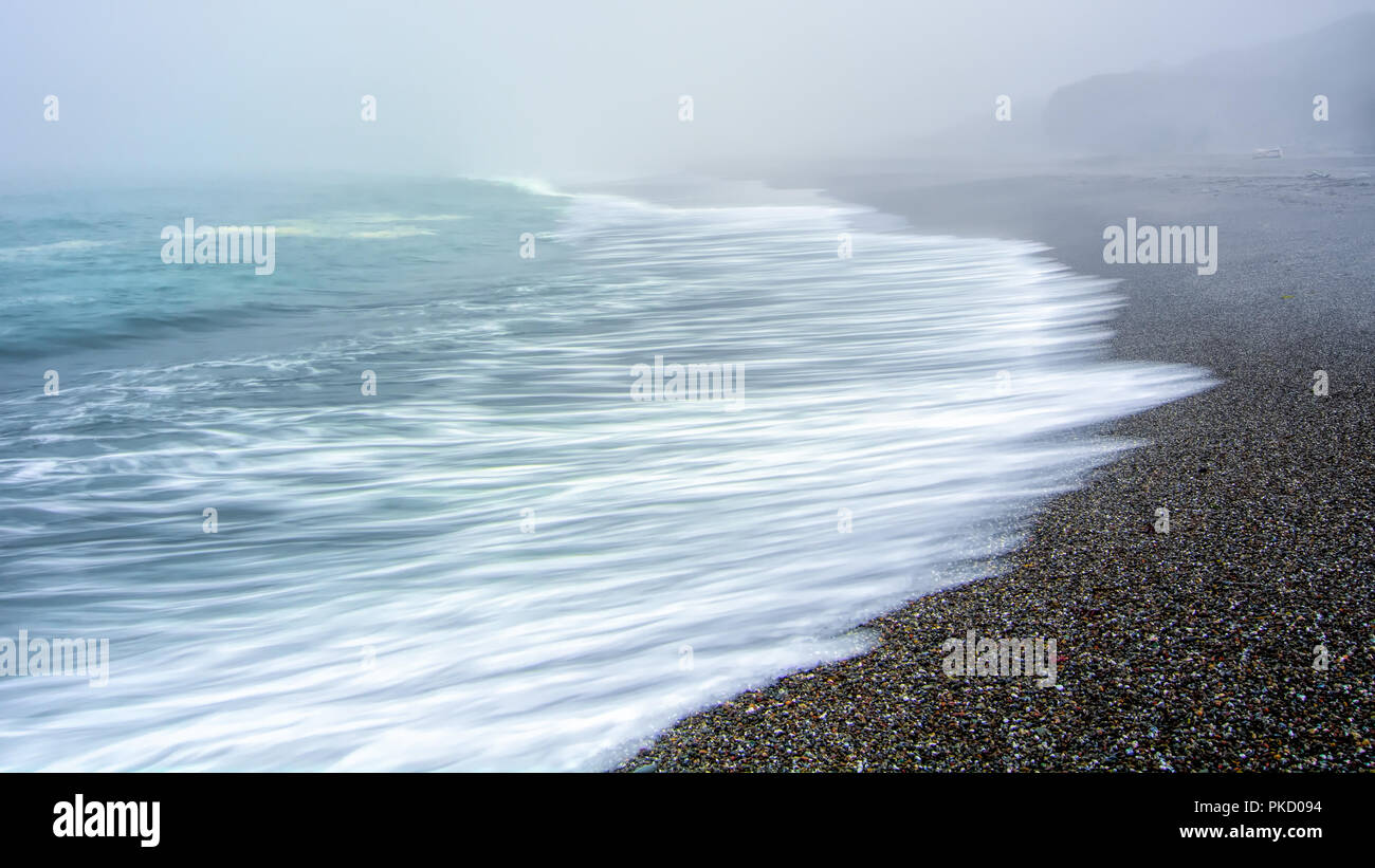 Grand copyspace avec une longue exposition de linke mer vagues se brisant sur un jour brumeux dans le Nord de la Californie, USA Banque D'Images