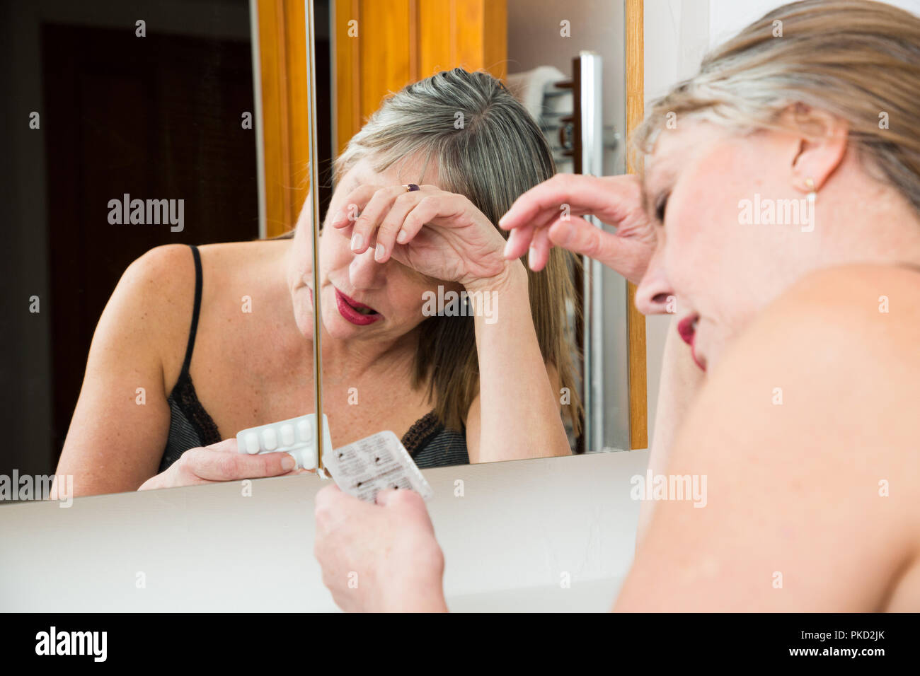 Woman taking pills Banque D'Images