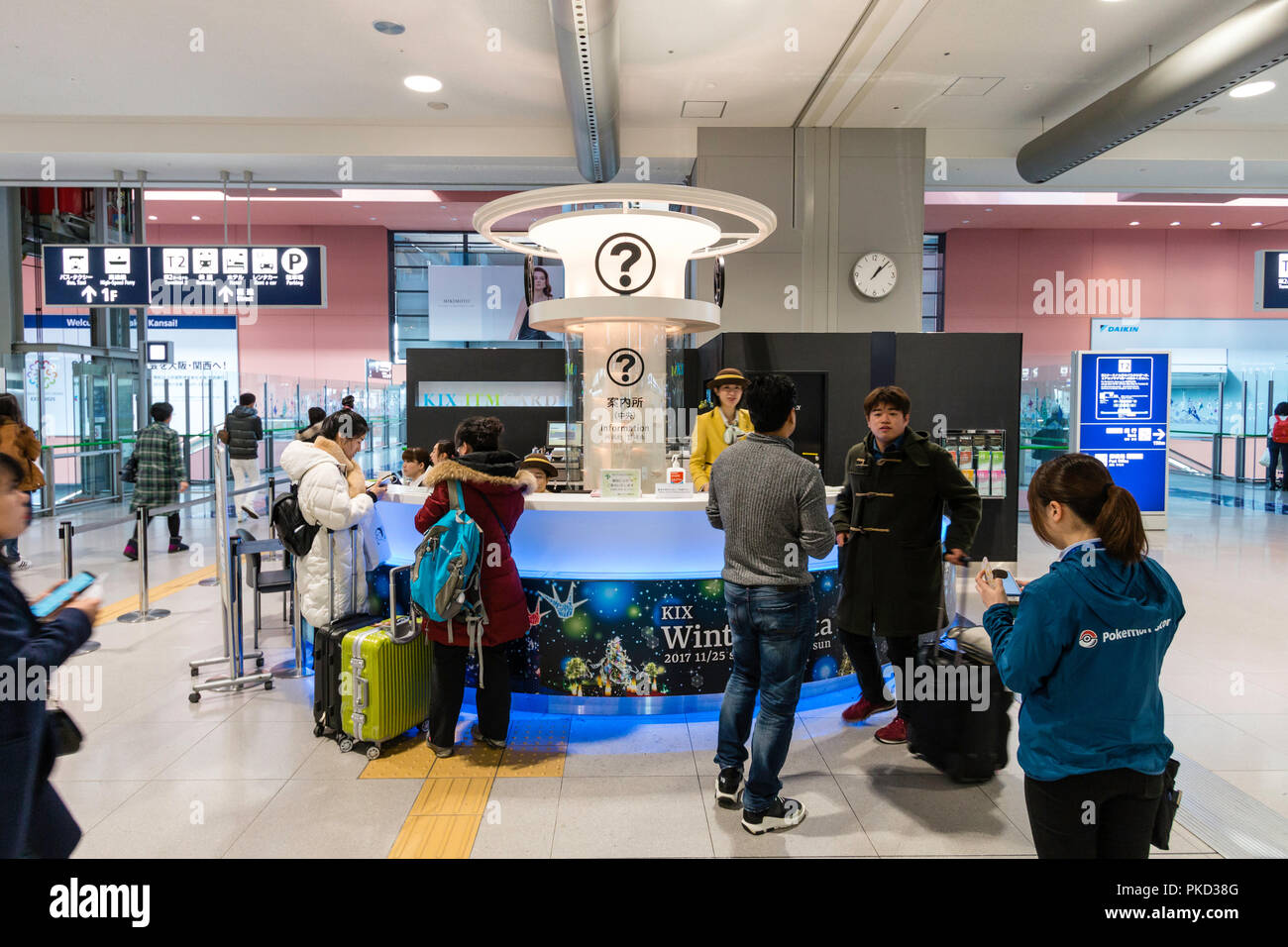 Japon, Osaka. L'Aéroport International de Kansai. KIX, terminal 1, deuxième étage départs nationaux, bureau d'information avec les gens d'être servi. Banque D'Images