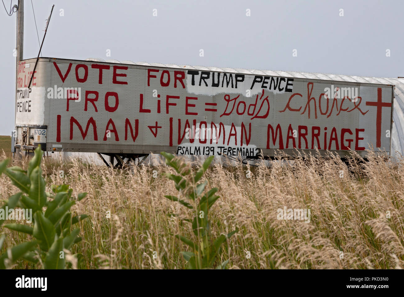 Dixon, Nebraska - une remorque sur une ferme de l'est du Nebraska porte les opinions politiques du résident. Banque D'Images