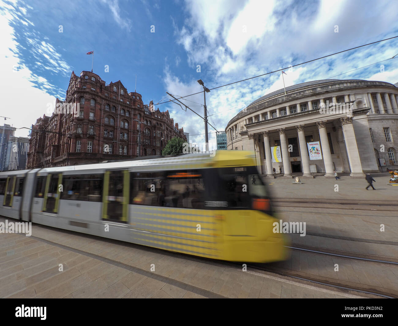 Un arrêt de tramway Metrolink bibliothèque centrale de passage à Manchester Banque D'Images