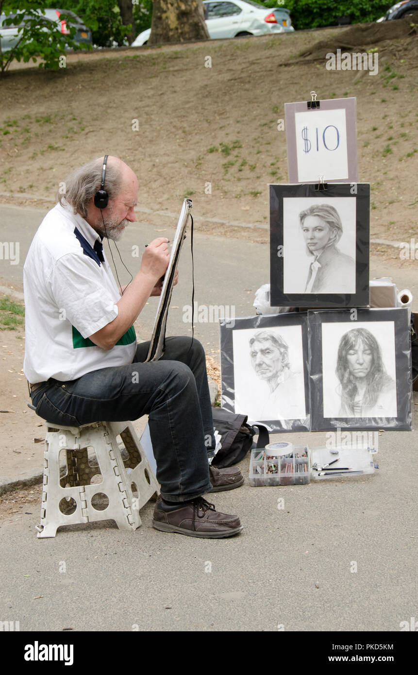 La ville de New York, USA - Mai 05, 2015 : un artiste dessinateur dessin portraits dans Central Park à Manhattan Banque D'Images