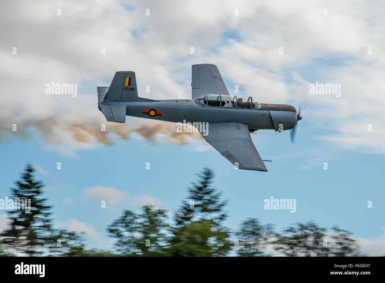 Un Nanchang CJ-6A d'avions d'entraînement militaires ex fait une demande de laissez-passer la fumée après son décollage de l'Aérodrome de Popham, UK dans l'après-midi du 9/9/18. Banque D'Images