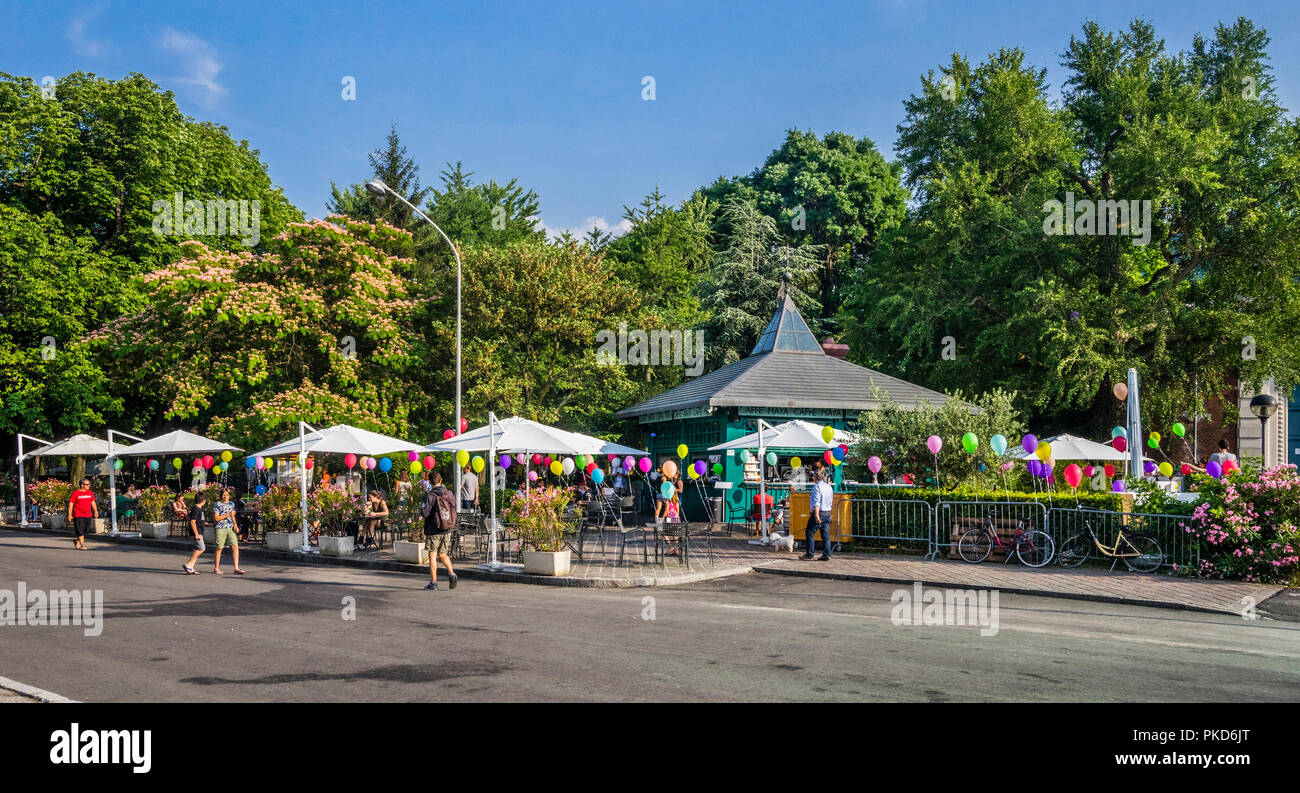 Pura Vida Bar restaurant al fresco à Tempio Voltiano musée sur la rive du lac de Côme, Lombardie, Italie Banque D'Images