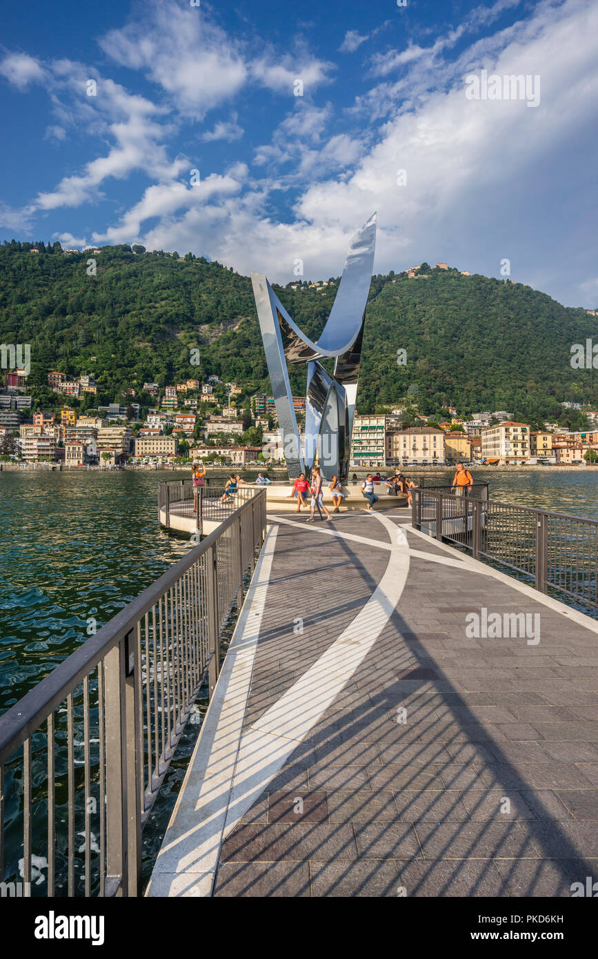 Sculpture en acier inoxydable bouilloire 'vie' par Daniel Libeskind scientifique pour célébrer Alessandro Volta au bord fin de Diga Foreanea pier, lac Com Banque D'Images