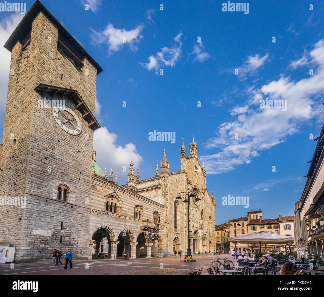 Piazza del Duomo à Côme avec vue sur l'architecture de style Lombard de Palazzo Broletto et l'imposante façade de la Cathédrale de Côme Banque D'Images