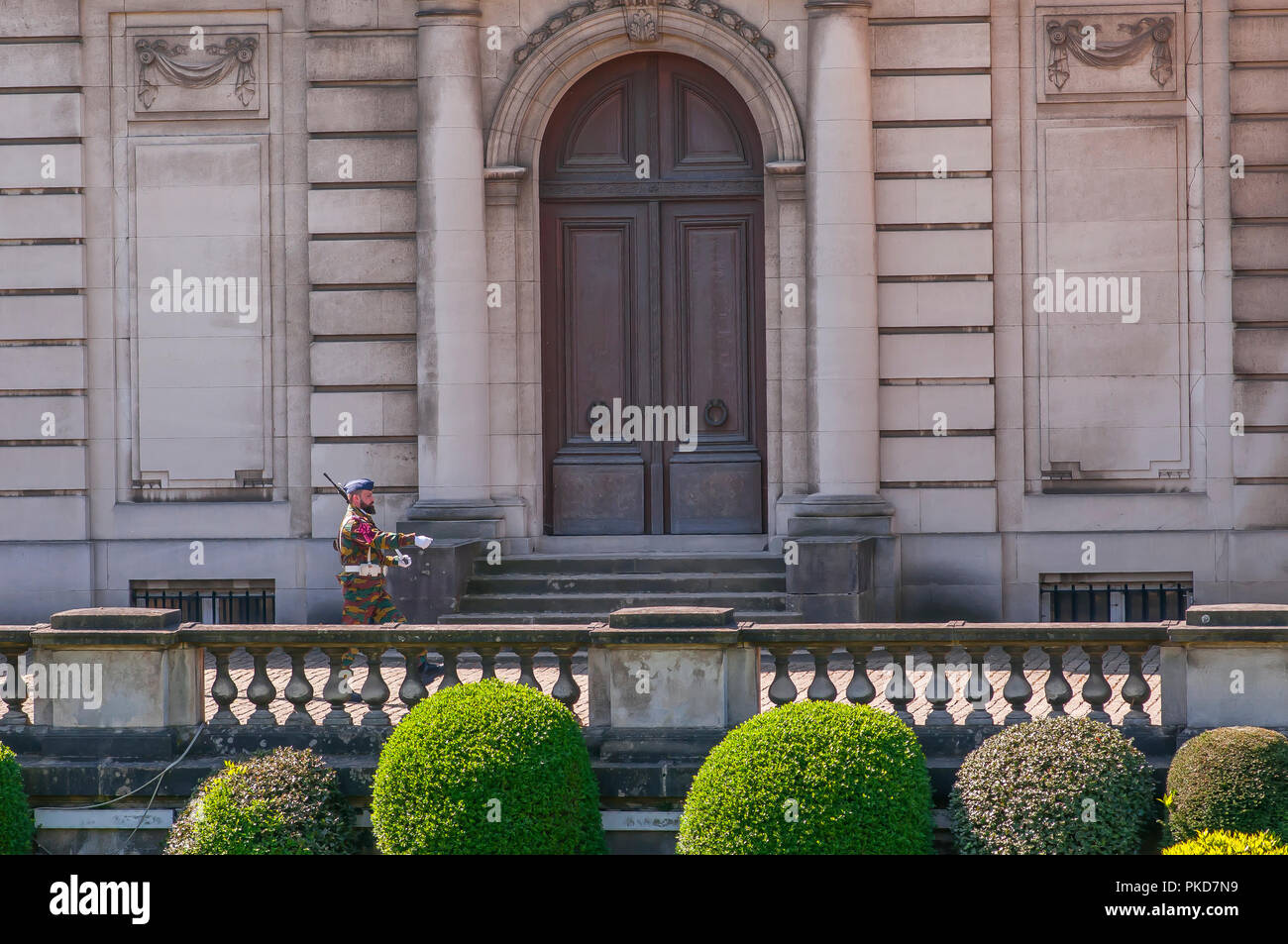 Soldat marchant et de protéger le Palais Royal (Palais de Bruxelles) dans le centre de Bruxelles, Belgique Banque D'Images