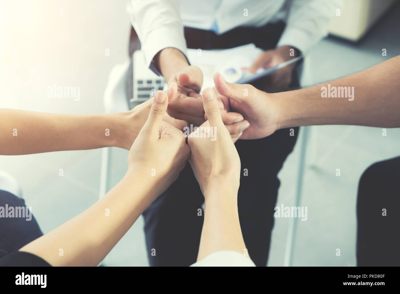 Groupe de gens d'affaires diverses mains ensemble Thump up de gens d'affaires. Le travail d'équipe Business Concept Banque D'Images