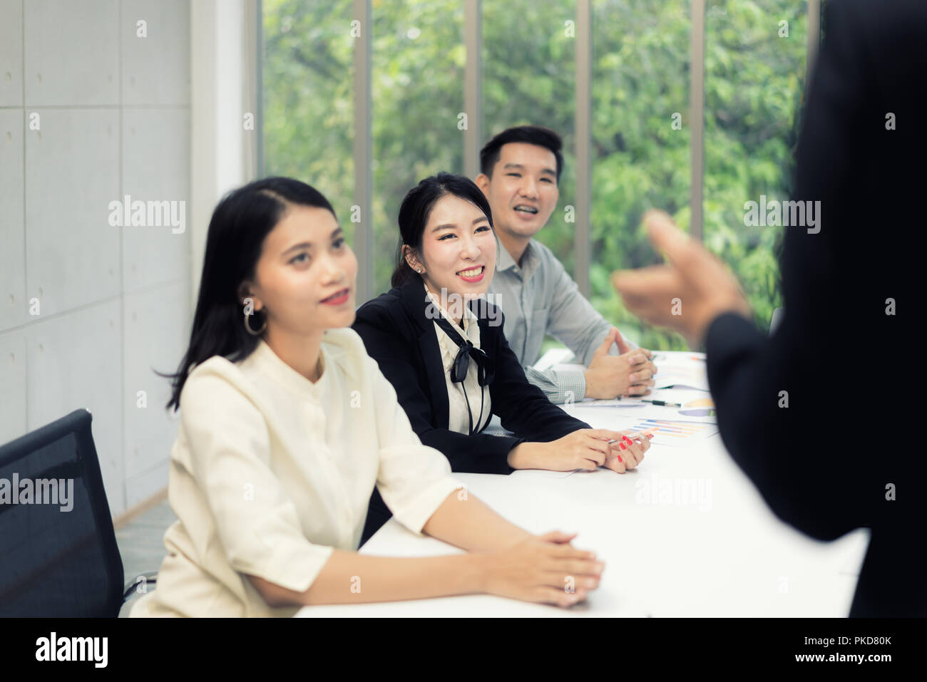 Les gens d'affaires d'affaires d'écoute lors de la présentation du rapport à une salle de réunion. Concept d'entreprise. Banque D'Images