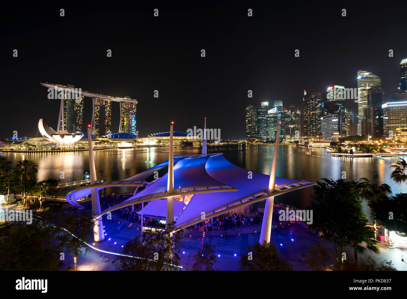 Quartier des affaires de Singapour en skyline nuit à Marina Bay, Singapour. Banque D'Images