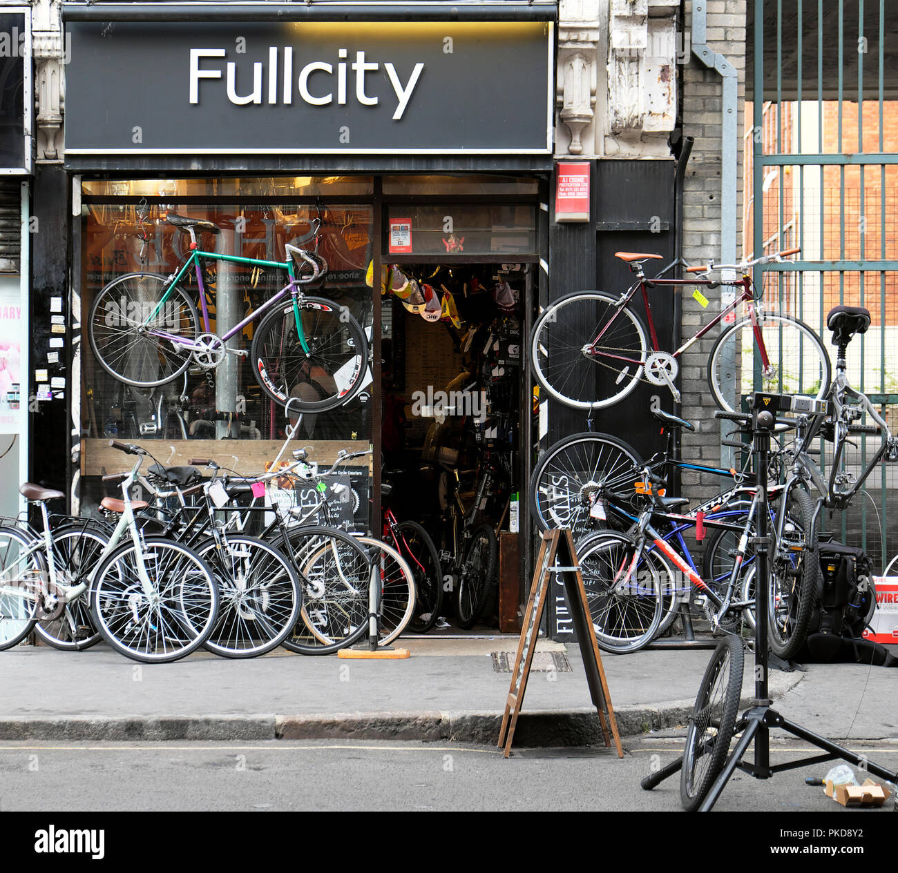 CYCLES FULLCITY les ventes de bicyclettes et de réparation de cuir à Clerkenwell Road, London EC1 KATHY DEWITT Banque D'Images