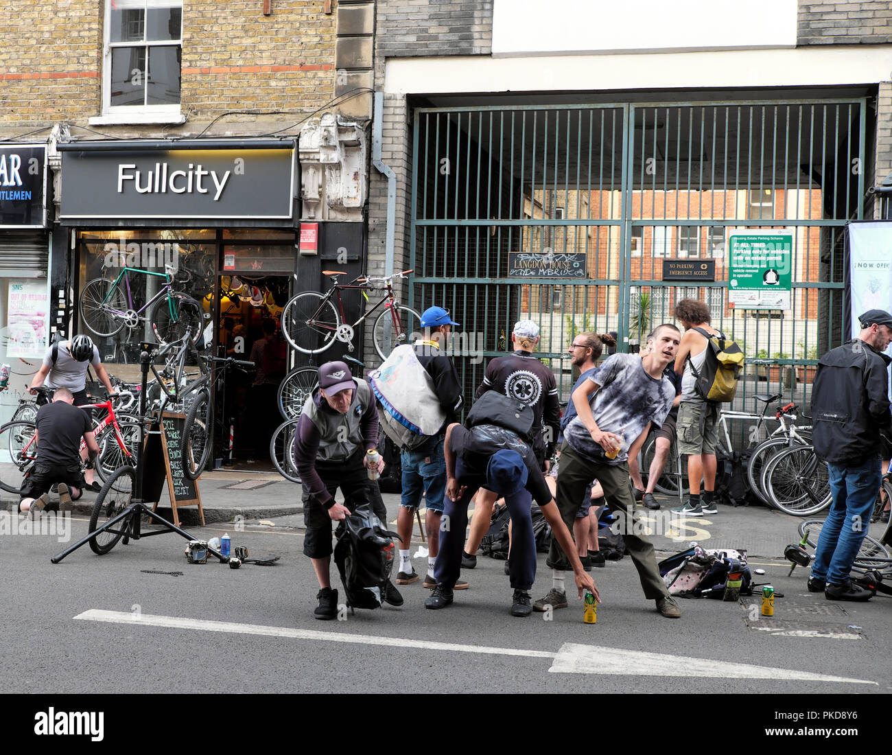 Les couriers de vélo après le travail à l'extérieur dans la rue à FULLCITY les ventes de bicyclettes cycles et de réparation de cuir à Clerkenwell Road, London EC1 KATHY DEWITT Banque D'Images