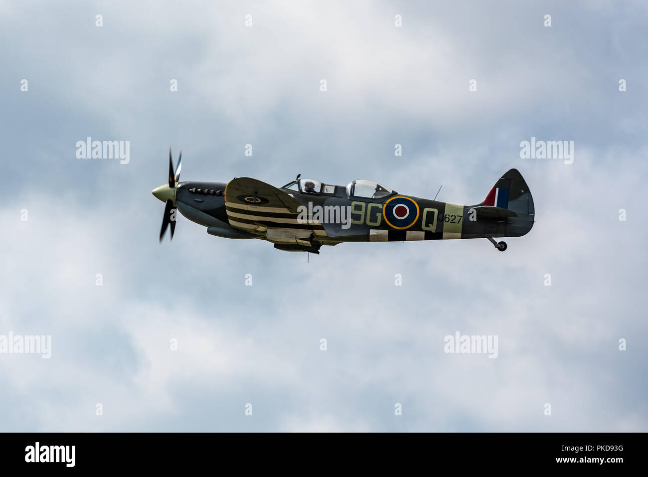 Un deux places rares, Spitfire MJ627, dans les couleurs du 441e Escadron lors d'une démonstration de vol au cours de Biggin Hill Banque D'Images