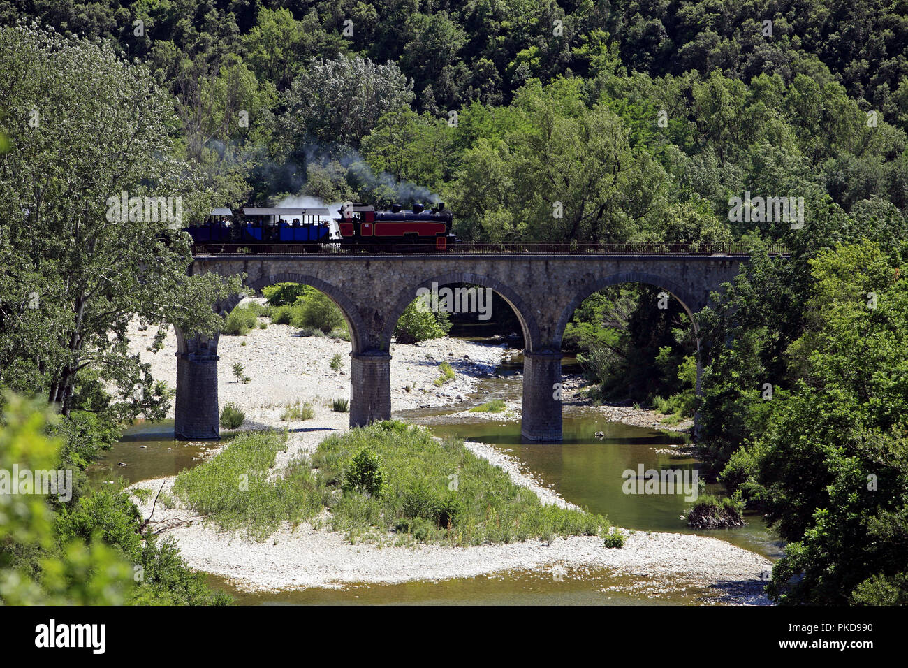 Le train à vapeur des Cévennes passant sur un pont sur le Gardon. Anduze, Occitanie France Banque D'Images