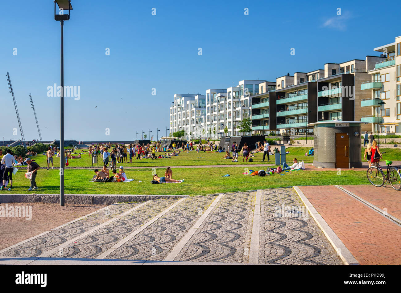 Les gens se détendre et bronzer dans le Western Harbour (Vastra Hamnen) district. Malmö, Suède Banque D'Images