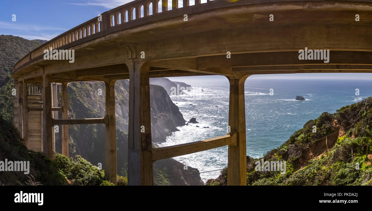 Bixby bridge en Californie avec vue sur l'océan Banque D'Images