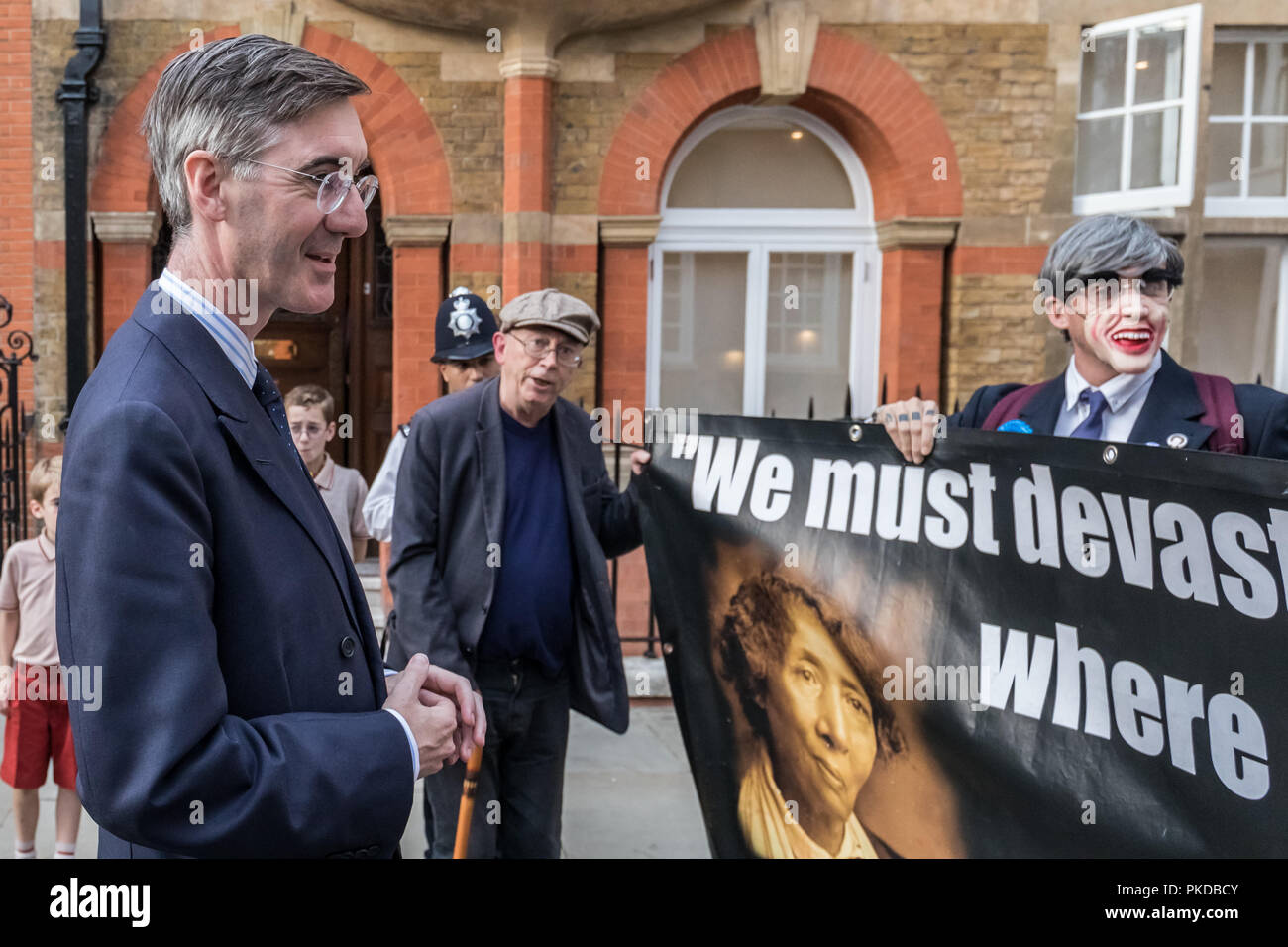 Jacob Rees-Mogg et sa famille sont confrontés à des manifestants anti-capitaliste à partir de la guerre de classe de groupe d'activiste à l'extérieur de sa maison de Westminster. Londres, Royaume-Uni. Banque D'Images