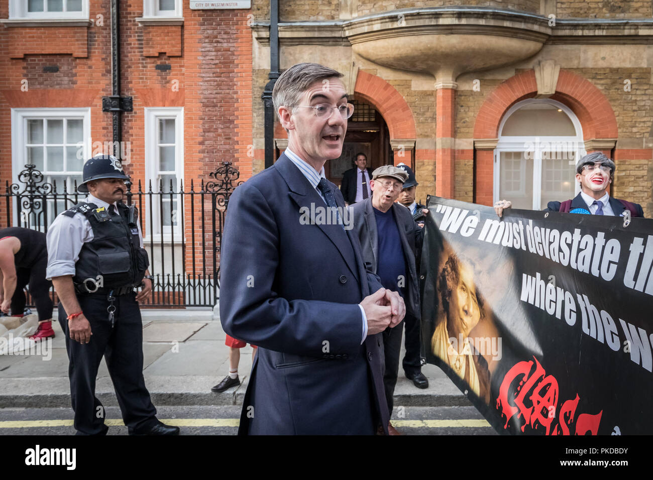 Jacob Rees-Mogg et sa famille sont confrontés à des manifestants anti-capitaliste à partir de la guerre de classe de groupe d'activiste à l'extérieur de sa maison de Westminster. Londres, Royaume-Uni. Banque D'Images