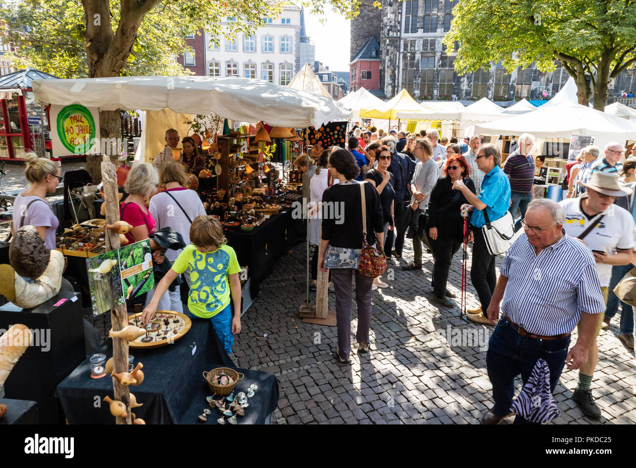 Les gens à naviguer sur le marché artisanal à Aix-la-Chapelle - en 2018, le marché annuel a eu lieu le 1er et 2 septembre 2018 - Aix-la-Chapelle, Allemagne, Europe Banque D'Images