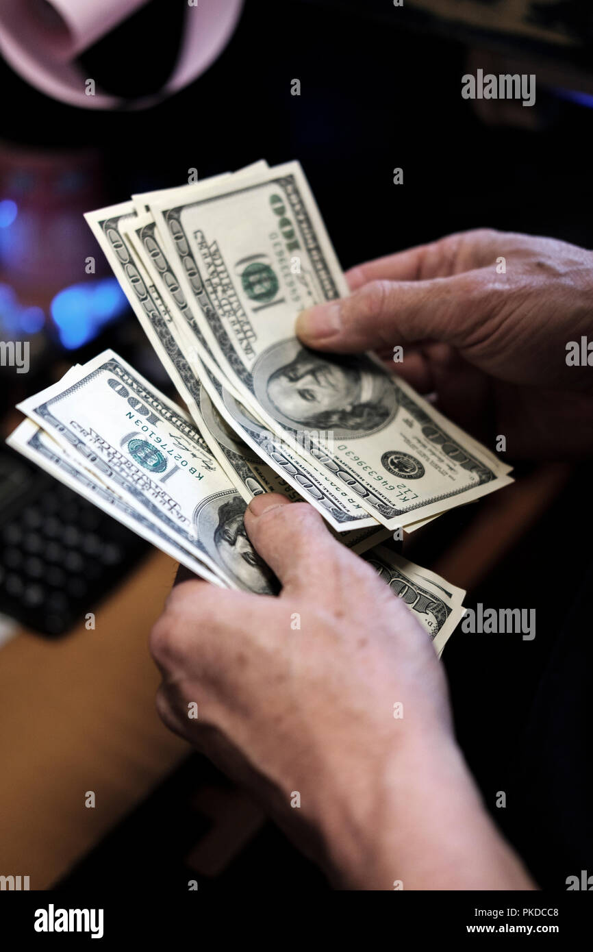 Cent billets d'un dollar américain-counting cash Banque D'Images
