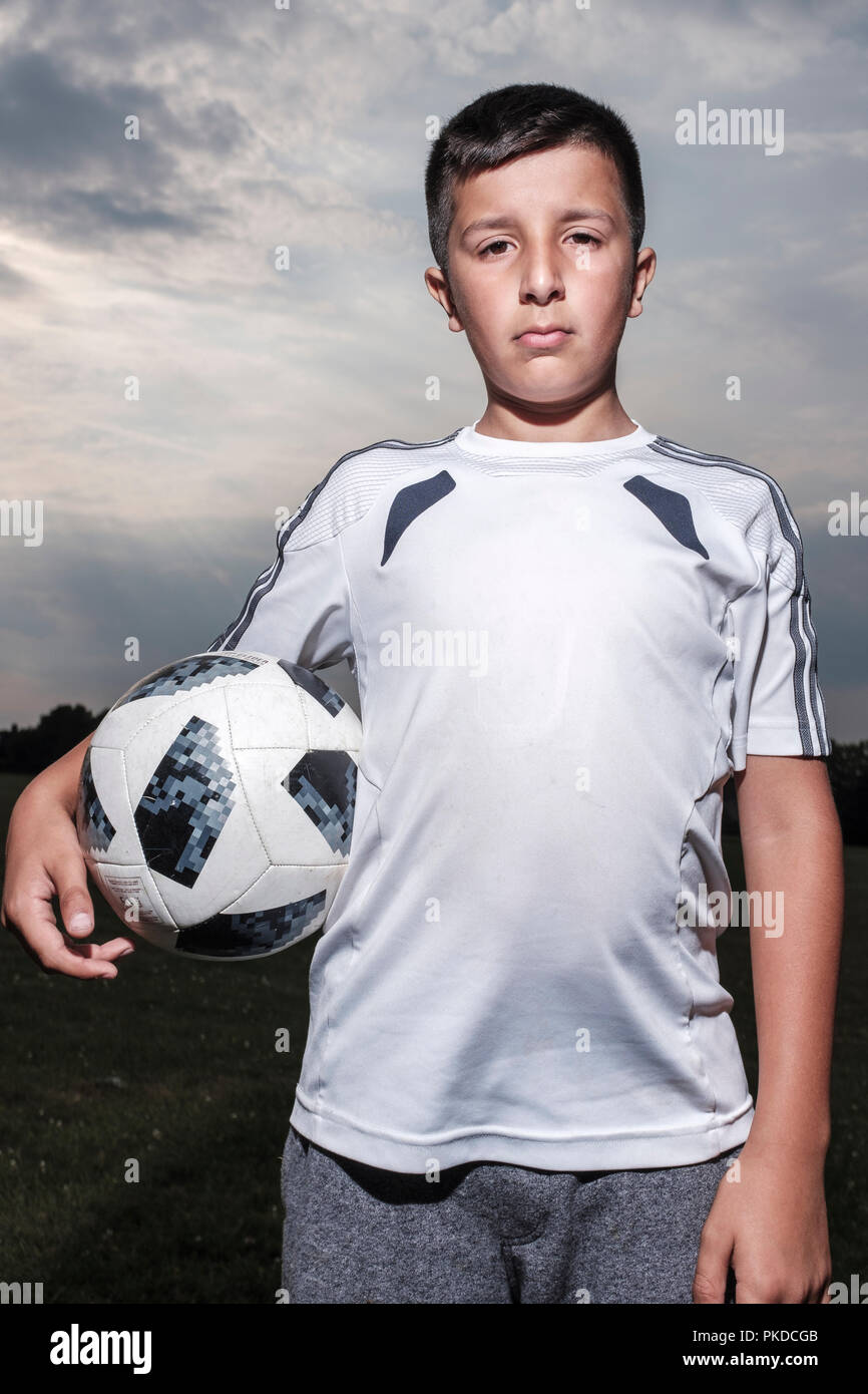 Garçon-10-11 ans dans le football kit, Surrey, Royaume-Uni Banque D'Images