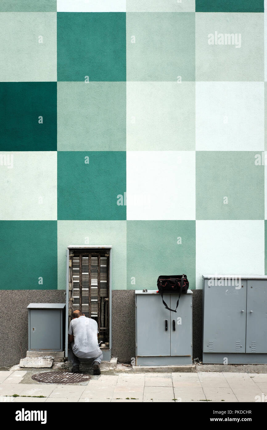 La réparation d'un technicien télécom téléphone déclarés se plaindre Banque D'Images