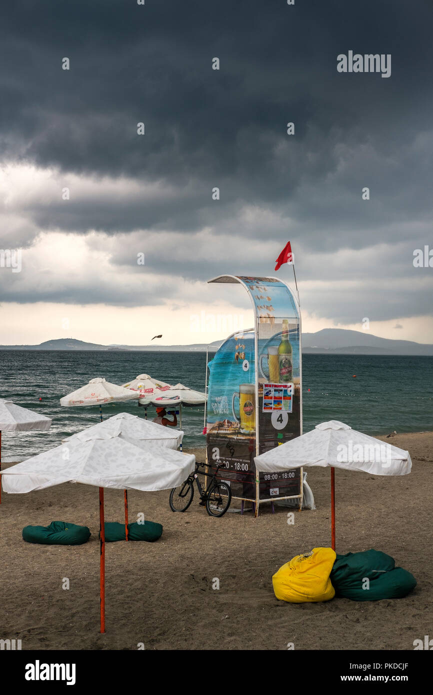 Burgas, Bulgaria- mauvais temps ,plage vide sous un ciel couvert et pluvieux jour d'été Banque D'Images