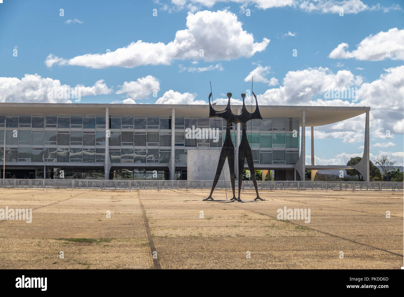 Candangos ou guerriers sculpture à trois puissances Plaza avec Palais du Planalto sur arrière-plan - Brasilia, District Fédéral, Brésil Banque D'Images