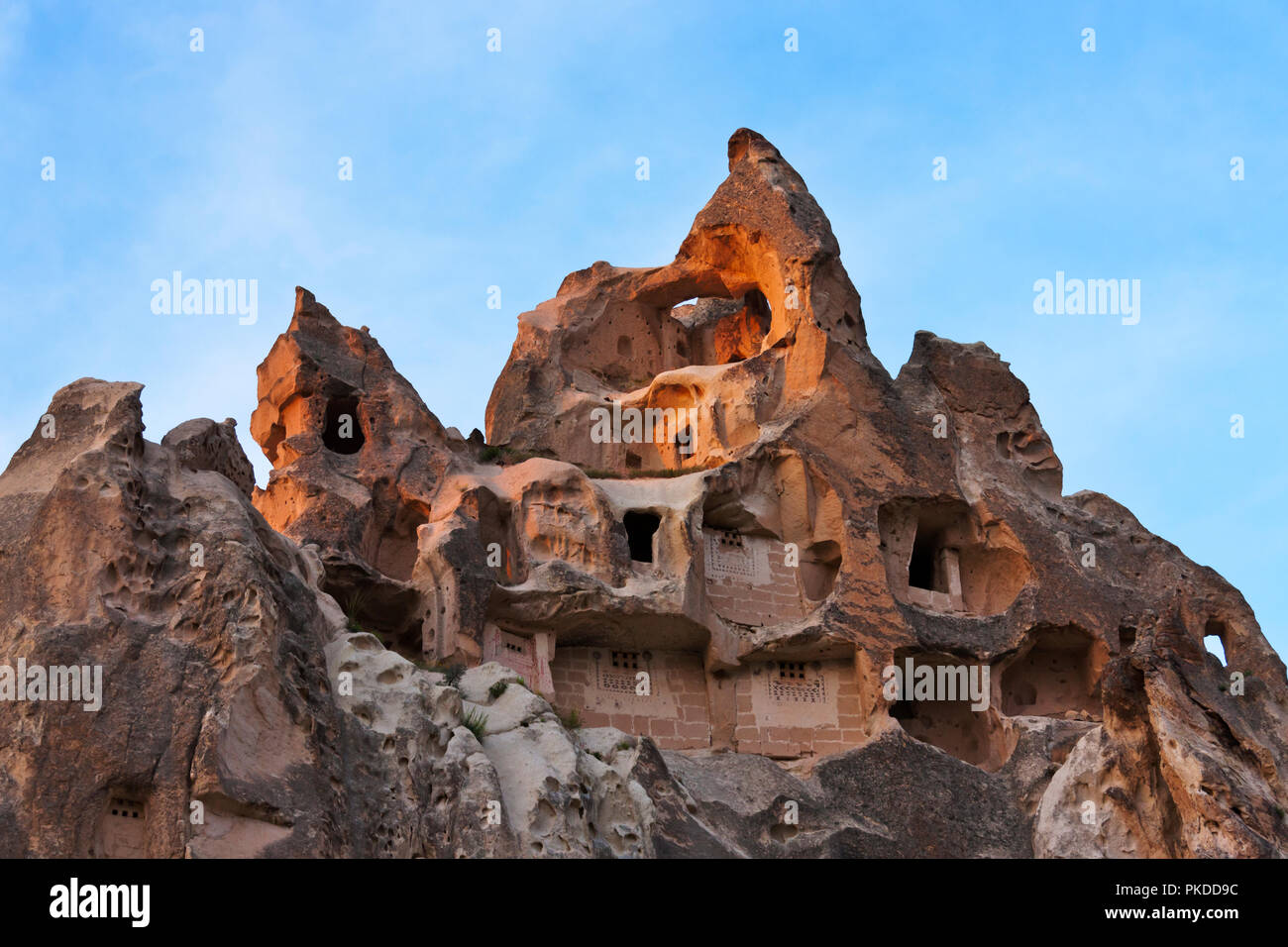 Maisons taillées dans la roche au coucher du soleil à Göreme, Cappadoce, Turquie (site du patrimoine mondial de l'UNESCO) Banque D'Images