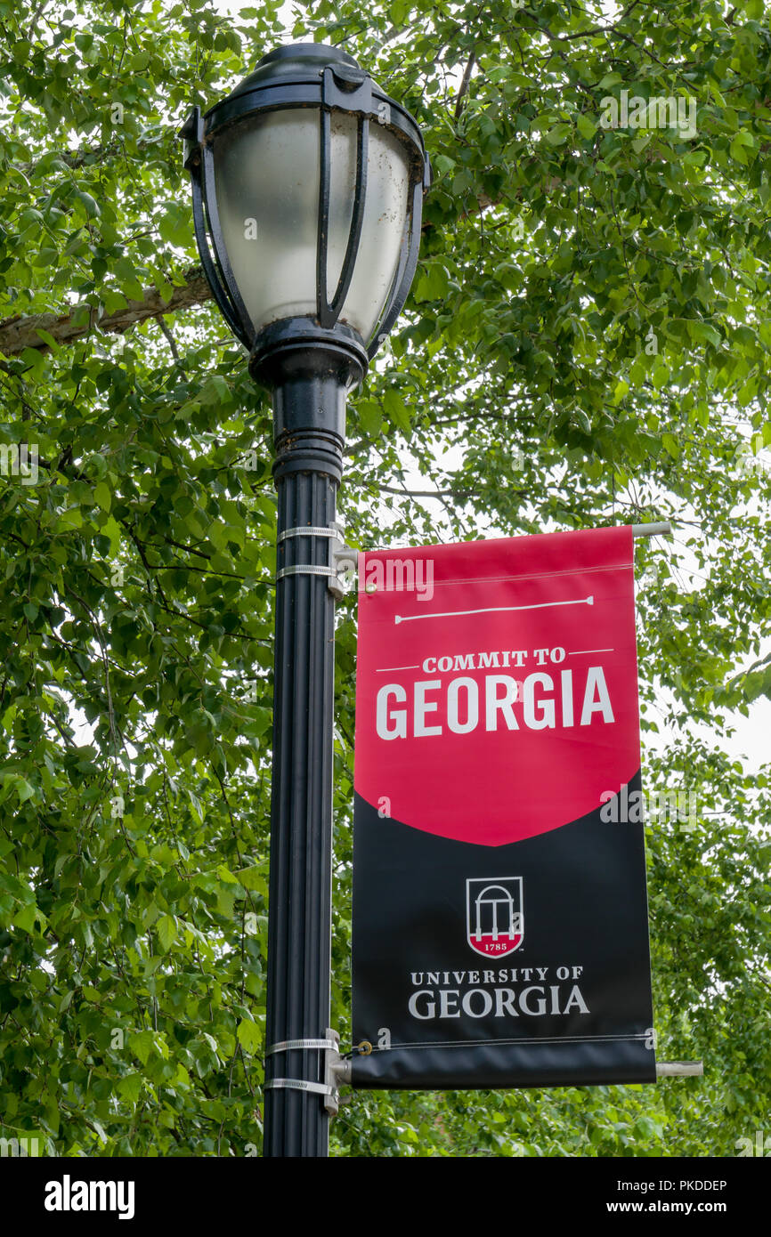 ATHENS, GA/USA 5 Juin 2018 : Collège banner et l'emblème sur le campus de l'Université de Géorgie. Banque D'Images