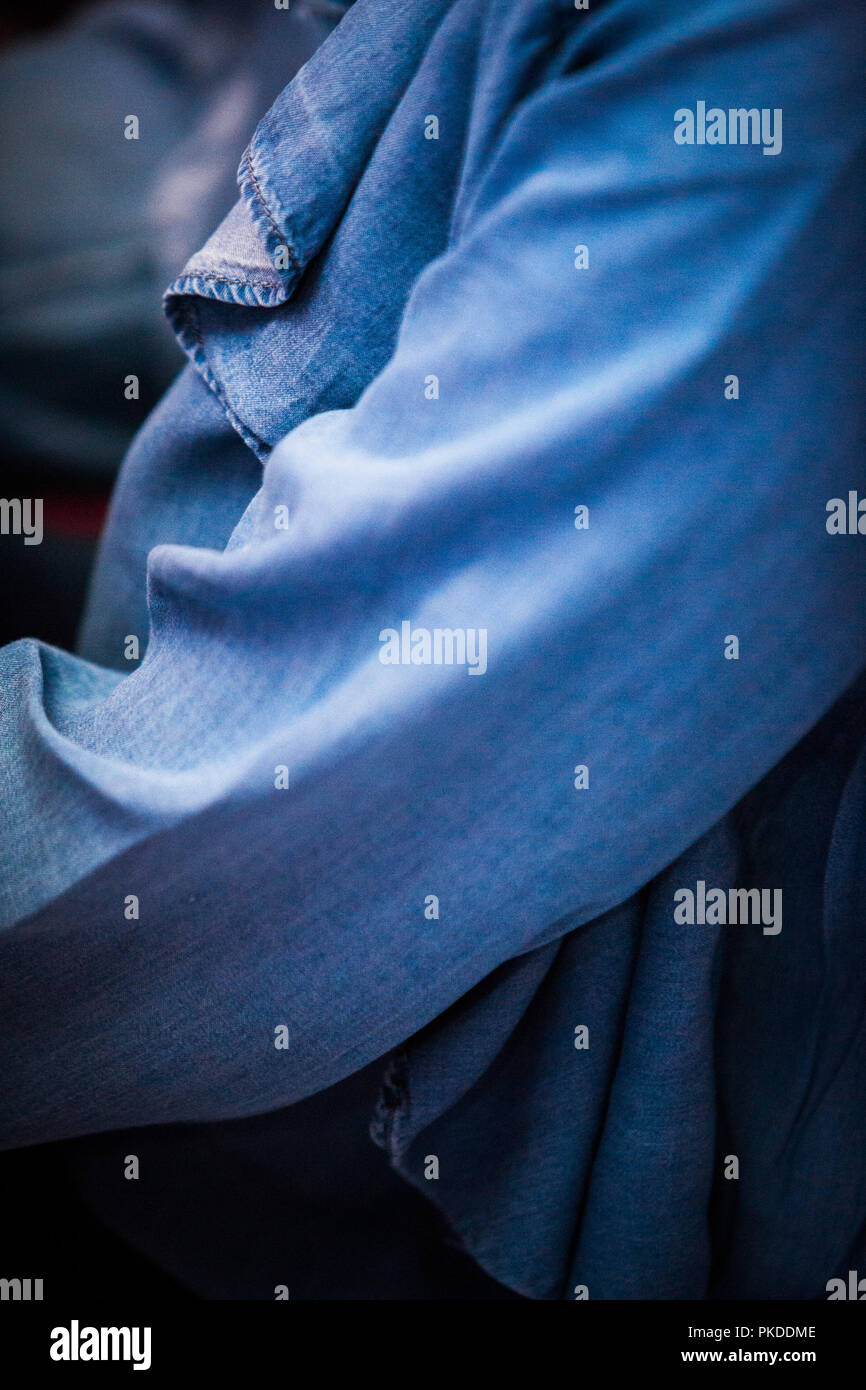 Close up/ image complète d'une femme portant une chemise en denim bleu daed / haut / chemisier avec un accent sur le bras et l'encolure drapée Banque D'Images