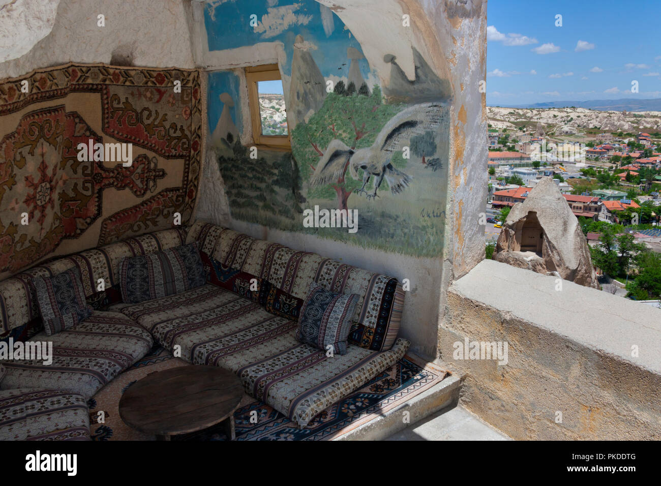 Balcon d'une maison creusée dans rock formation, Goreme, Cappadoce, Turquie Banque D'Images