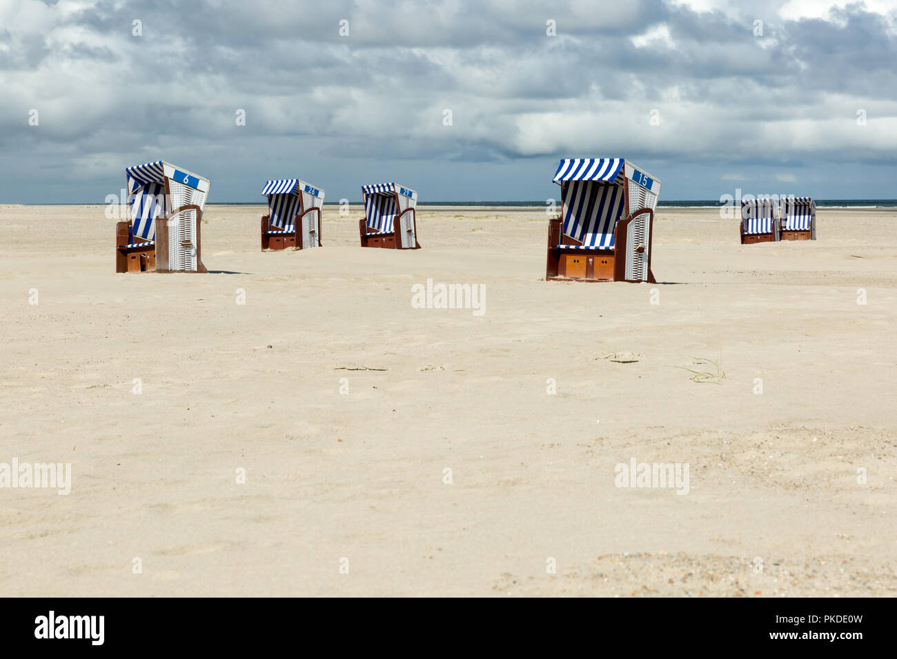 Chaises de plage en osier couvert sur le littoral de l'île allemande Norderney en face de l'océan. Vue grand angle Banque D'Images