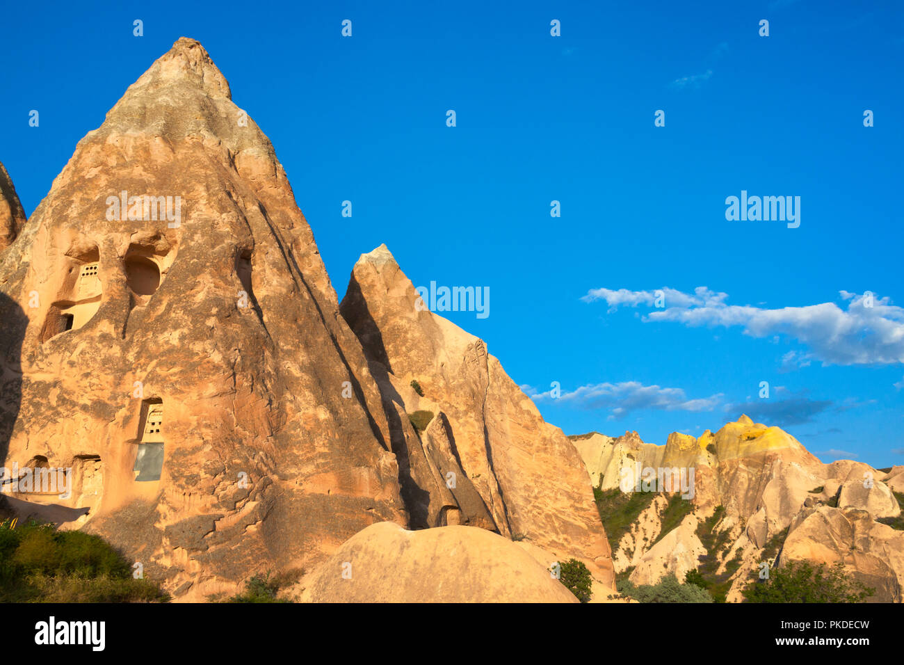 Maisons creusées dans la roche dans la vallée formations, Goreme, Cappadoce, Turquie (site du patrimoine mondial de l'UNESCO) Banque D'Images