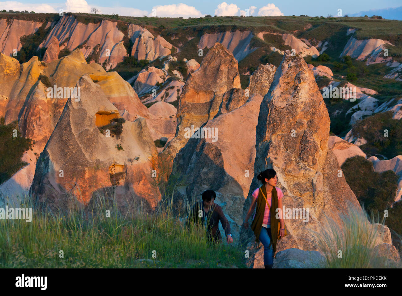 Les touristes en randonnée dans les formations rocheuses de la vallée de Goreme, Cappadoce, Turquie (site du patrimoine mondial de l'UNESCO) Banque D'Images