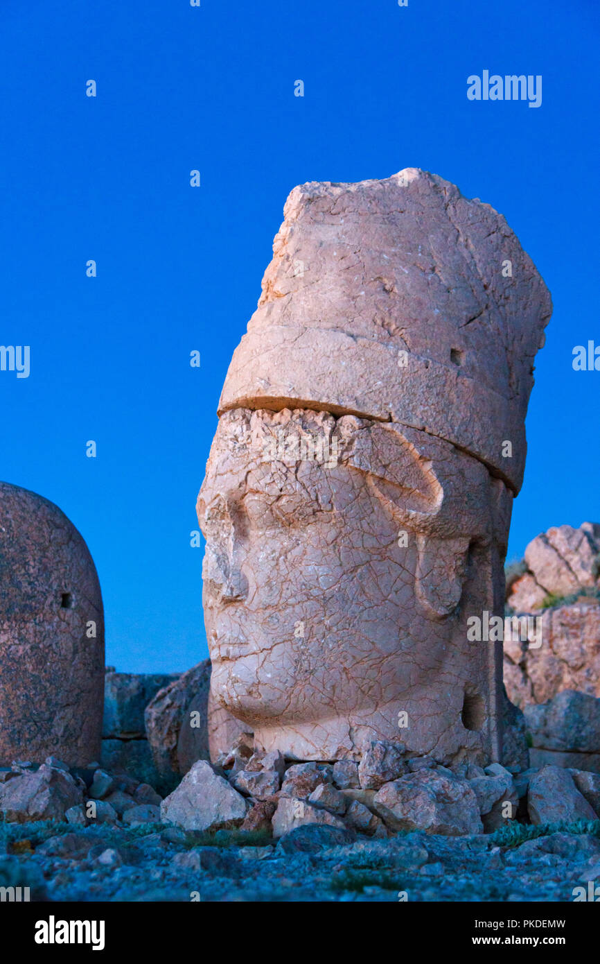 Statue de chef au lever du soleil sur le côté est de la montagne, Mt. Nemrut, Turquie Banque D'Images