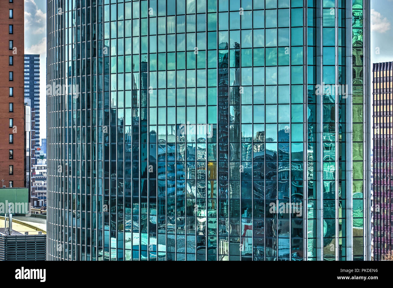 Rotterdam, Pays-Bas, le 18 avril 2015 : la ville et le ciel relfect dans la façade en verre vert incurvée du world trade center Banque D'Images