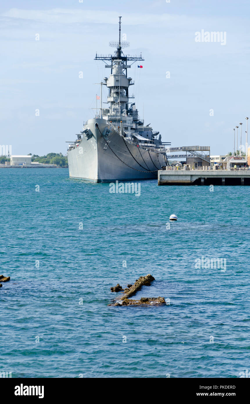 La DEUXIÈME GUERRE MONDIALE, l'US Navy, le USS Missouri ancré dans Pearl Harbor, Hawaii. Une partie de l'épave du USS Missouri est visible en premier plan. Prises en 2010. Banque D'Images