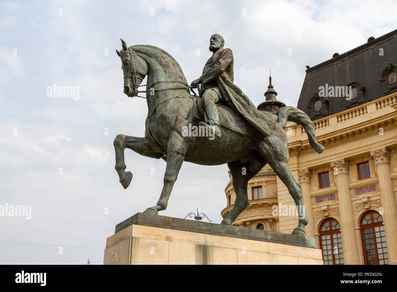 La statue équestre de Carol I (par Florin Codre) sur la Calea Victoriei à Bucarest, Roumanie. Banque D'Images