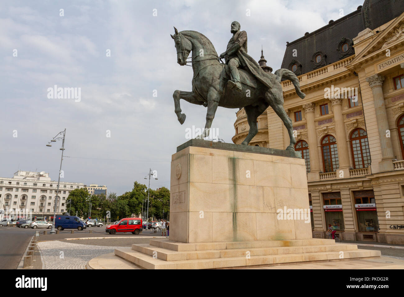 La statue équestre de Carol I (par Florin Codre) sur la Calea Victoriei à Bucarest, Roumanie. Banque D'Images