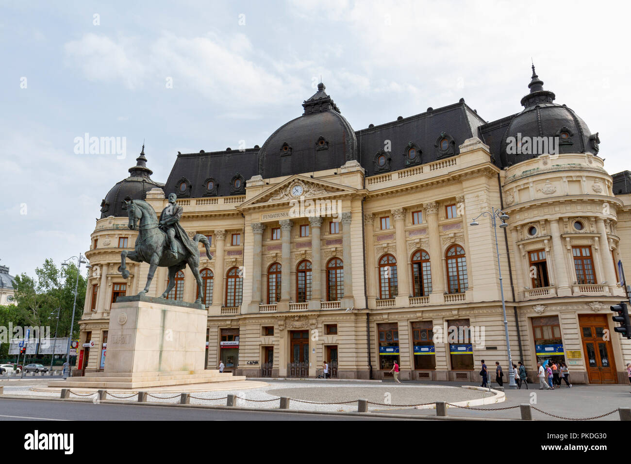 La statue équestre de Carol I (par Florin Codre) sur la Calea Victoriei à Bucarest, Roumanie. Banque D'Images