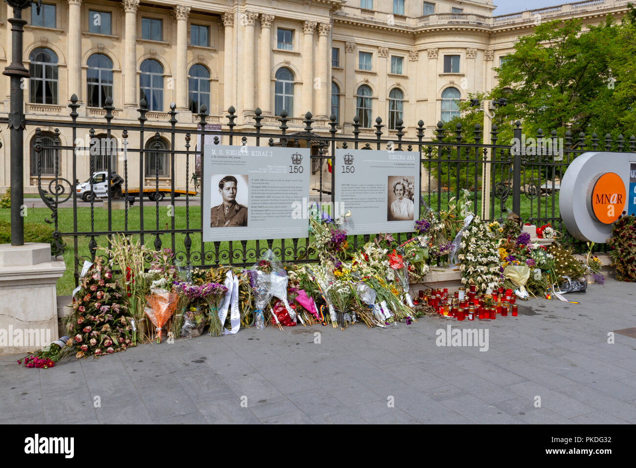 Monuments à la fleur de la Reine Anne de Roumanie à l'extérieur du Palais Royal de Bucarest (Palatul Regal) à Bucarest, Roumanie. Banque D'Images