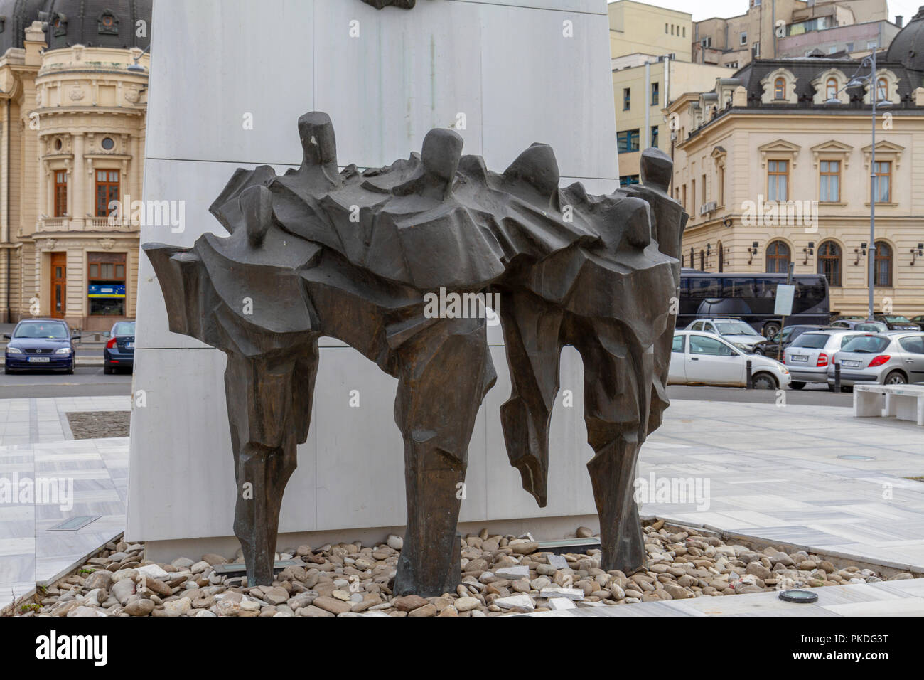 Le monument de la Renaissance, la place de la révolution, avec l'ancien bâtiment du Comité Central, Bucarest, Roumanie. Banque D'Images