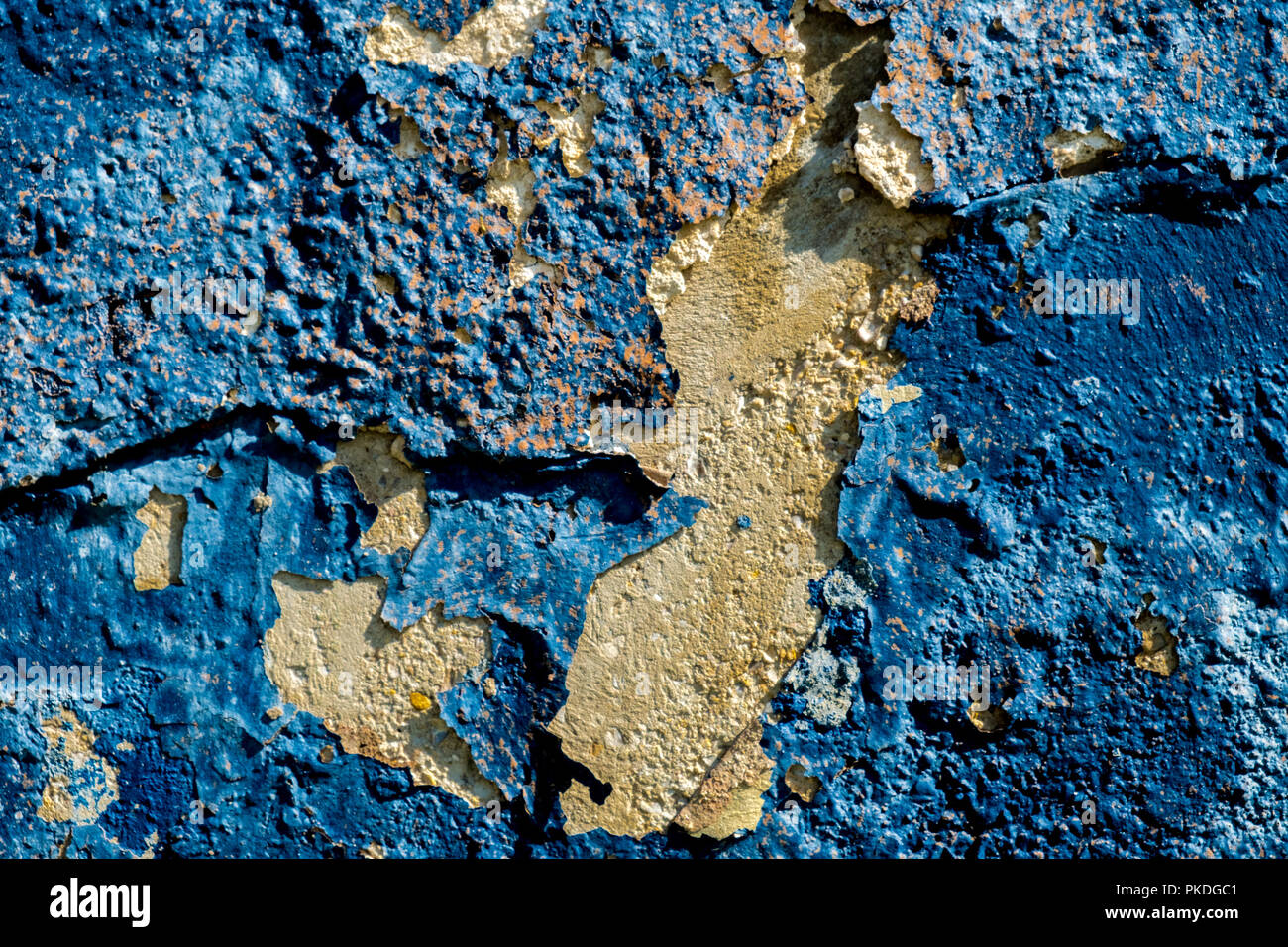 Mur en pierre jaune et bleu foncé pèle du plâtre/grunge wall texture background Banque D'Images