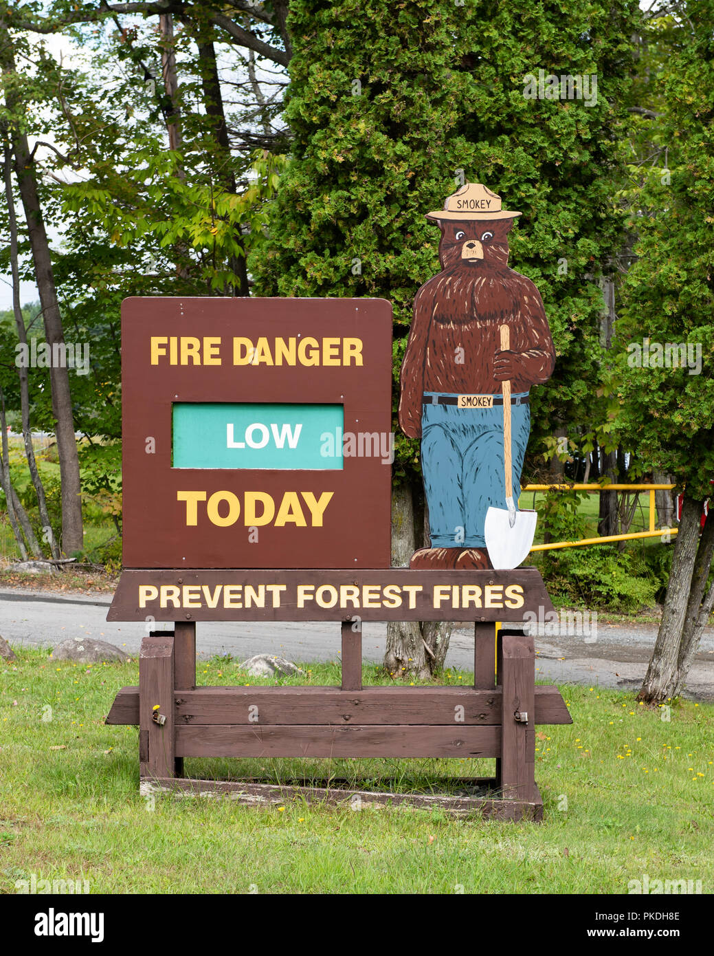 Le danger de feu aujourd'hui signe avec Smokey Bear dans le parc des Adirondack, NY USA Banque D'Images