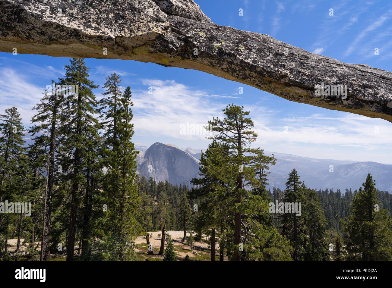 Rock indien arche naturelle & Bridge, avec vue sur la forêt - Half Dome Yosemite National Park Randonnées Banque D'Images