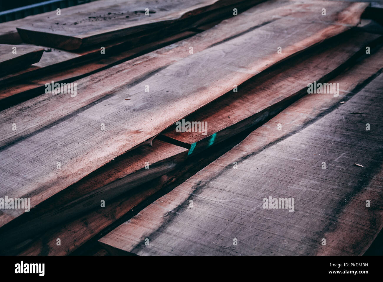 Sélection des meilleures plaques de bois de haute qualité, prêtes pour livraison au monde entier. Pile de chêne, cèdre, pin, écrou et kauri bandes. Banque D'Images
