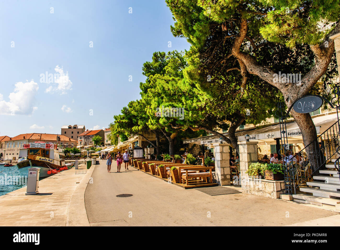 Promenade dans la ville portuaire, Bol, Croatie Photo Stock - Alamy
