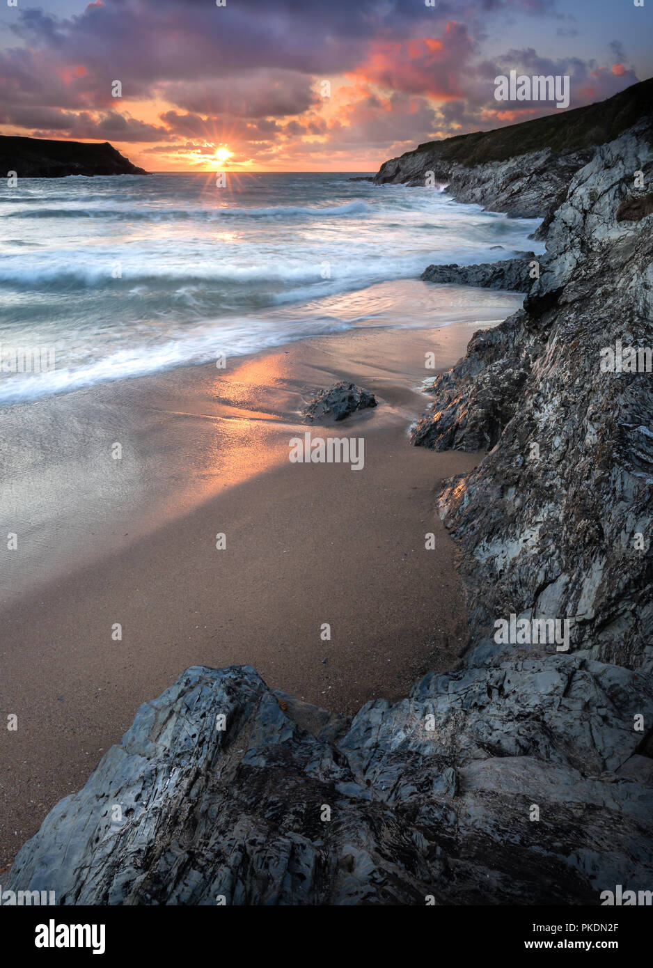 Le coucher du soleil, Plage de Porth Joke, West Pentire, Cornwall Banque D'Images