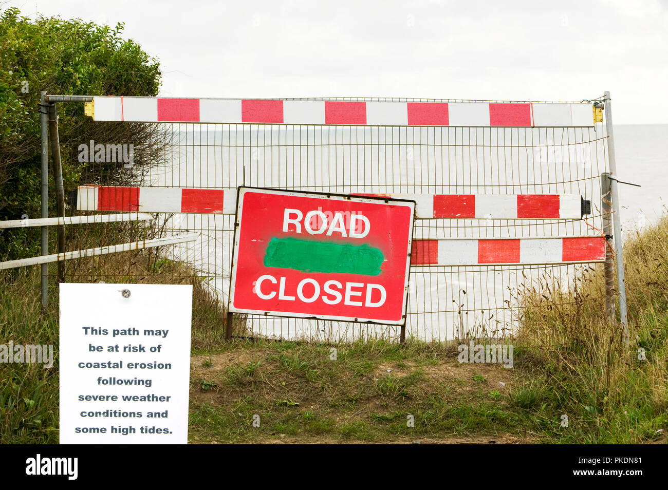 Une route à Happisburgh, Norfolk, UK, fermée après la fin de celui-ci a été lavé dans la mer par l'augmentation rapide de l'érosion côtière. Banque D'Images